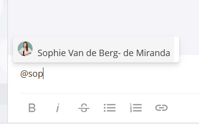 Lijst met collega's die verschijnt na het typen van @ in een bericht